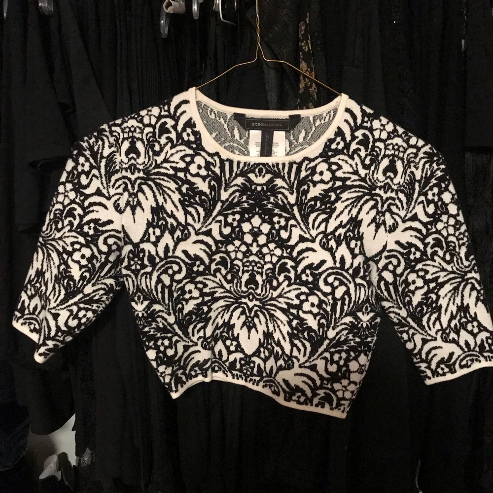 BCBG white & black knit crop top